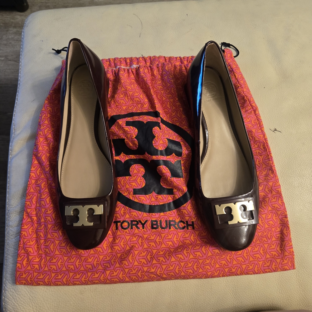 Tory Burch Women's Brown Patent Leather Logo Ballet Flats - Picture 2 of 16